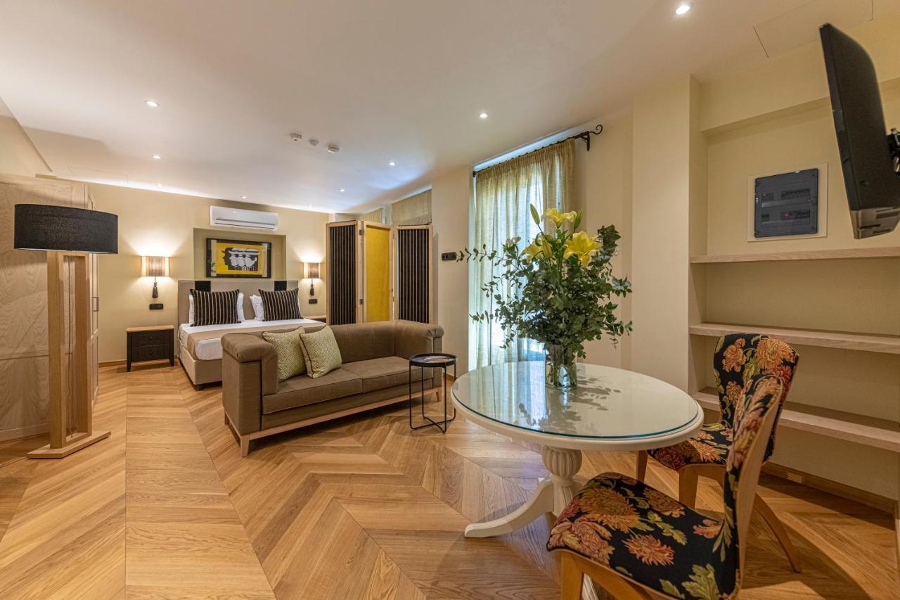 Ipelhome - Plaka Boutique Apartments Athena Bagian luar foto